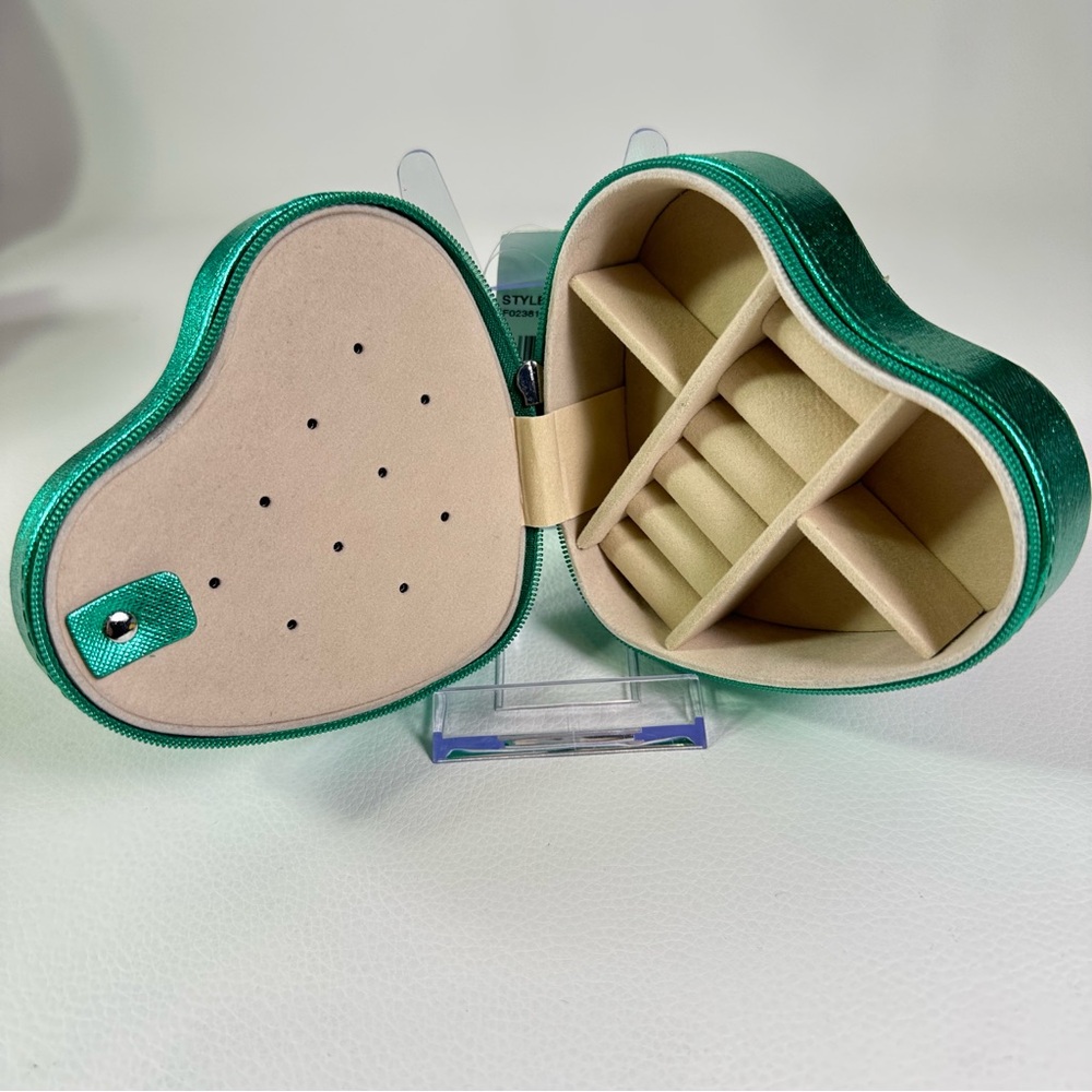 5/$25••NEW Women’s Heart Green Jewelry Case - Picture 5 of 5